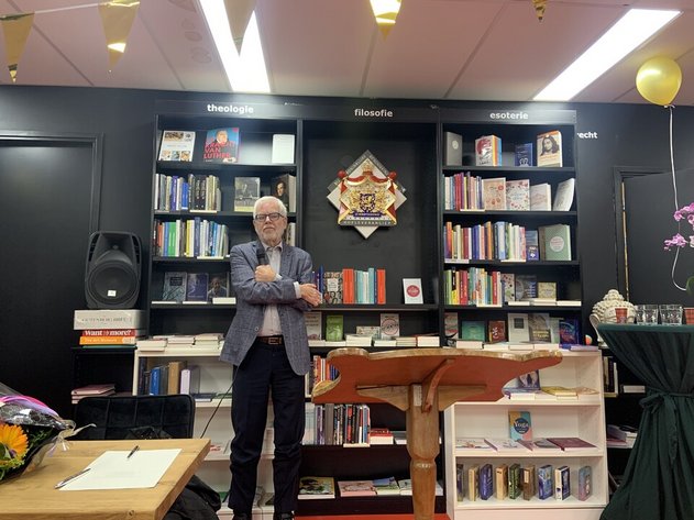 Henk Boomker voor de boekenkast met 'filosofie'