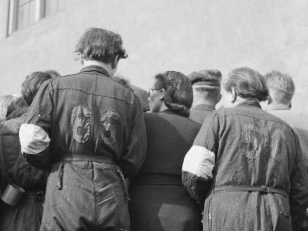 Na de bevrijding: nog steeds gekleed in de overalls met de nummers. Foto: oorlogsbronnen.nl