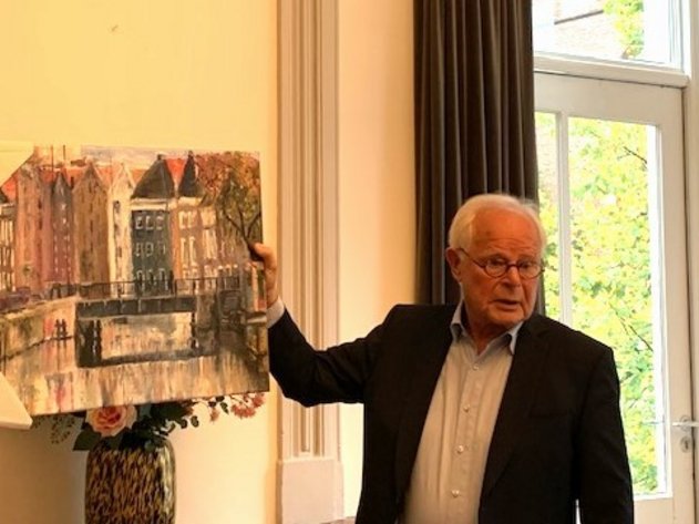 Kees neemt een cadeau in ontvangst van de dankbare fondsen