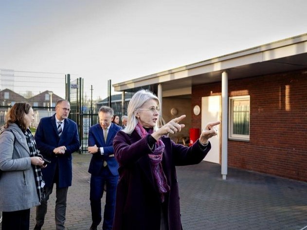 Minister Keijzer in Ter Apel. Foto: Robin Lonkhuizen, DvhN