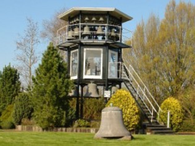Het carillon in de tuin van het museum