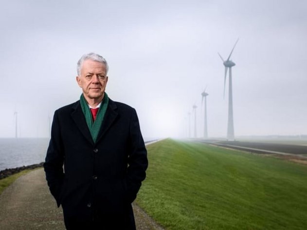 Leen Verbeek wandelt buiten op een dijk