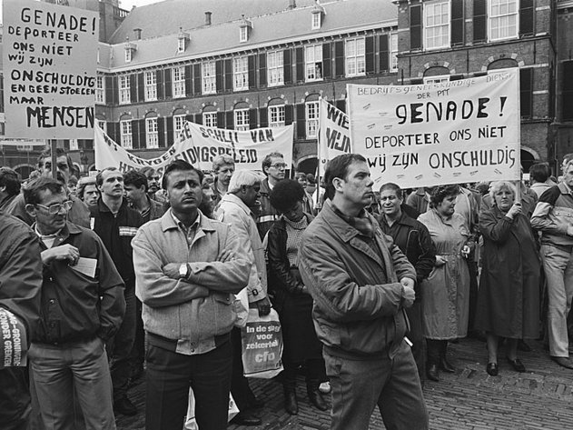 PTT-medewerkers demonstreren tegen een gedwongen verhuizing