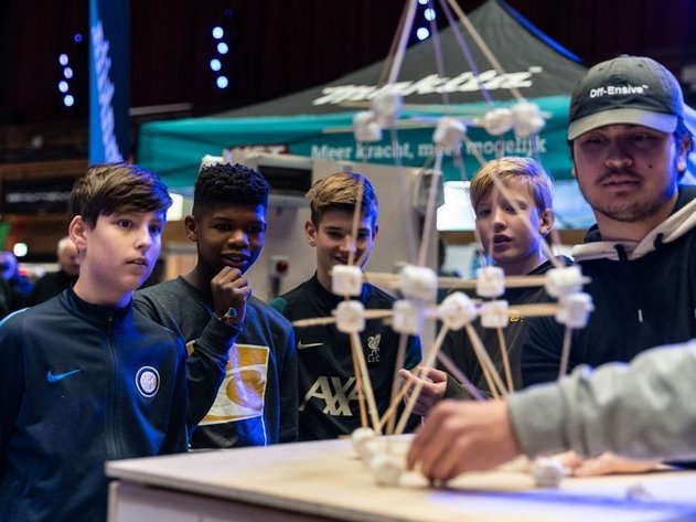 Jongeren kijken naar demonstratie op het evenement van 'Tech to the future'