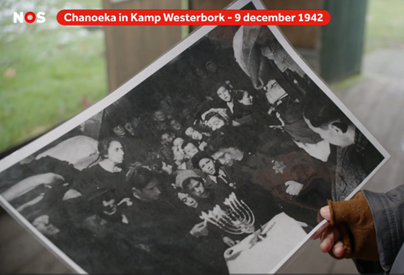 Bertien Minco toont een foto van Chanoeka in december 1942 in Kamp Westerbork - Beeld: NOS