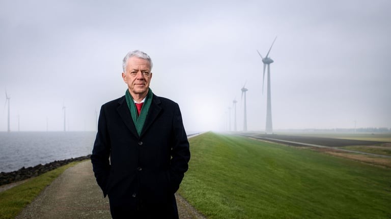 Leen Verbeek wandelt buiten op een dijk