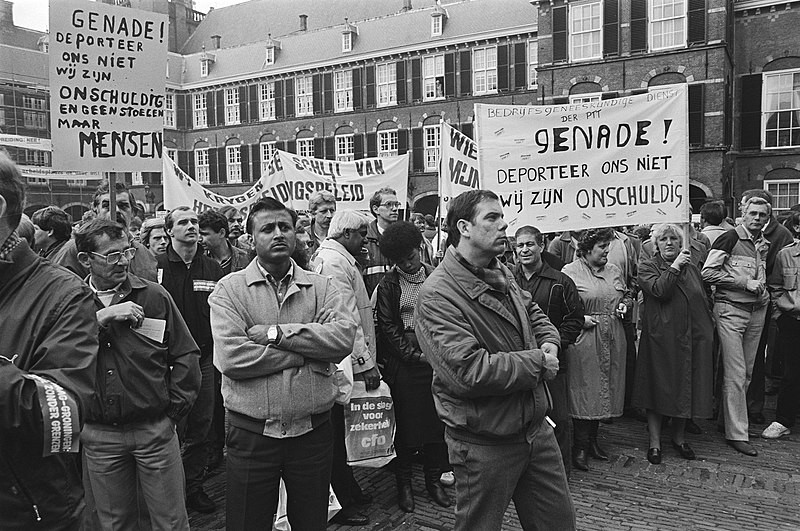 PTT-medewerkers demonstreren tegen een gedwongen verhuizing
