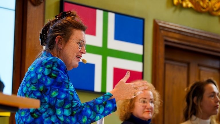 Karin Kalverboer bij een ZIF-symposium in het provinciehuis