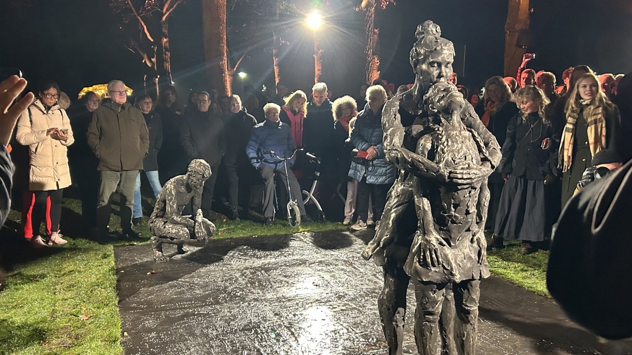 Bij de opening van het nationaal monument tegen seksueel geweld in Winschoten